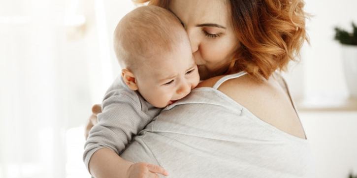 Jangan Panik! Lakukan Ini saat Bayi Terjatuh dari Tempat Tidur