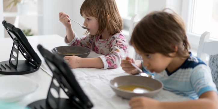 Bolehkah Si Kecil Makan Sambil Main Gadget?