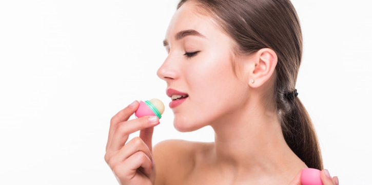 8 Rekomendasi Lip Balm untuk Mengatasi Bibir Kering