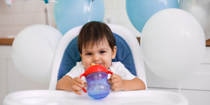 Panduan Mengenalkan Minum dengan Sippy Cup pada Bayi
