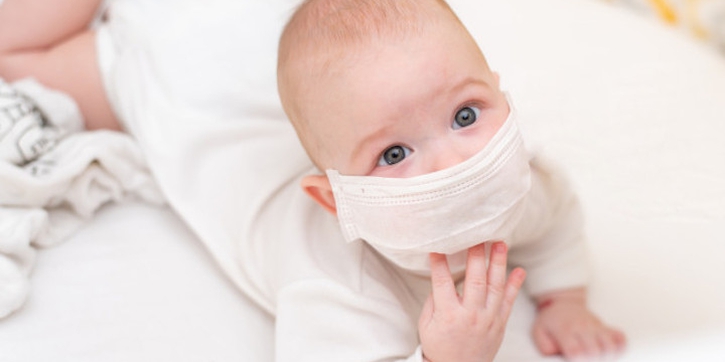 Hati-hati, Moms! Ini Bahaya Memakaikan Masker pada Bayi