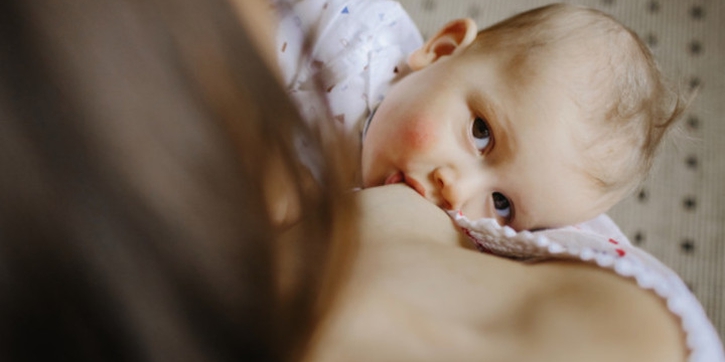 10 Tanda Fisik Bayi Anda Terlalu Banyak Minum Susu