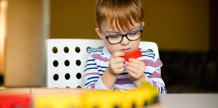 Moms, Kenali 7 Ciri Utama Autisme pada Anak