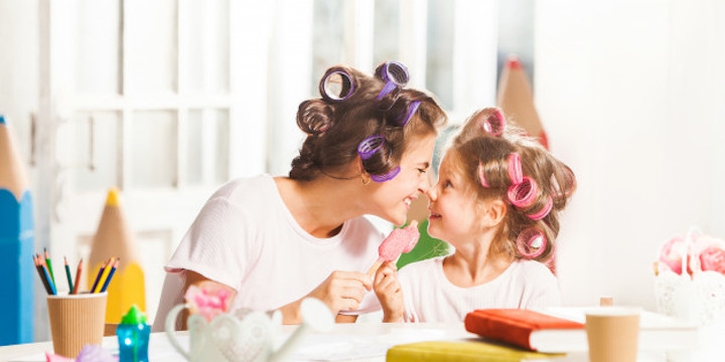 Mengenal Gaya Ibu Mengasuh Anak Dilihat dari Zodiaknya
