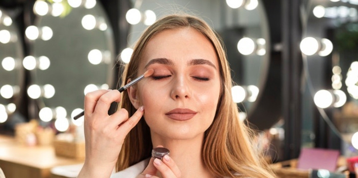 Awas, Bumil Jangan Sembarangan Pakai Makeup!