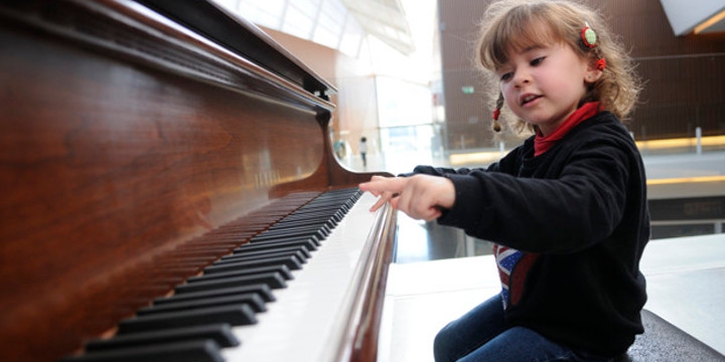 Moms, Ini Manfaat Kenalkan Anak dengan Musik Sejak Dini