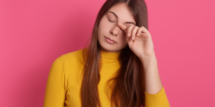 Malas Membersihkan Makeup Mata? Ini Bahayanya!