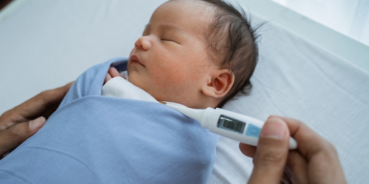 Perlukah Bayi Diberikan Obat Demam Setelah Vaksinasi?