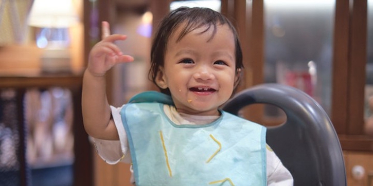 Mengenal Manfaat Messy Eating untuk Tumbuh Kembang Anak