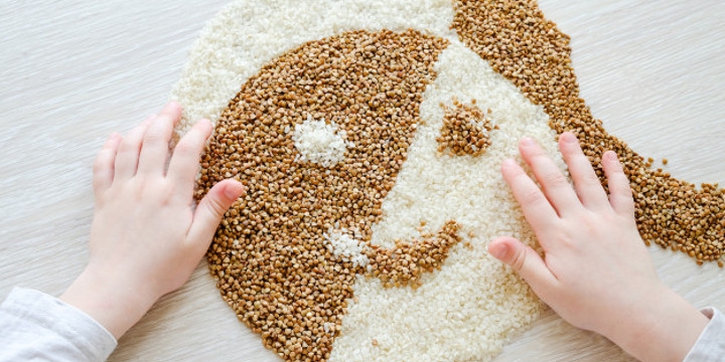 Mengenal Manfaat Sensory Play Balita: Color Rice
