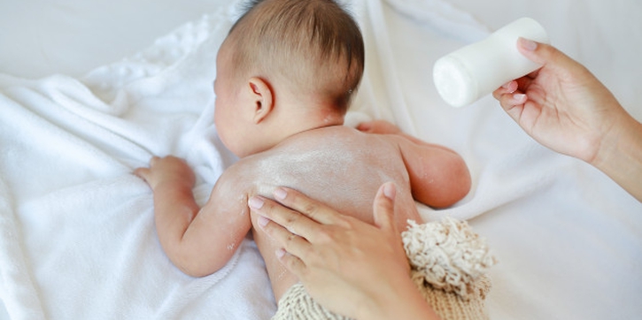Ini Dia Bahaya Bedak Tabur untuk Si Kecil