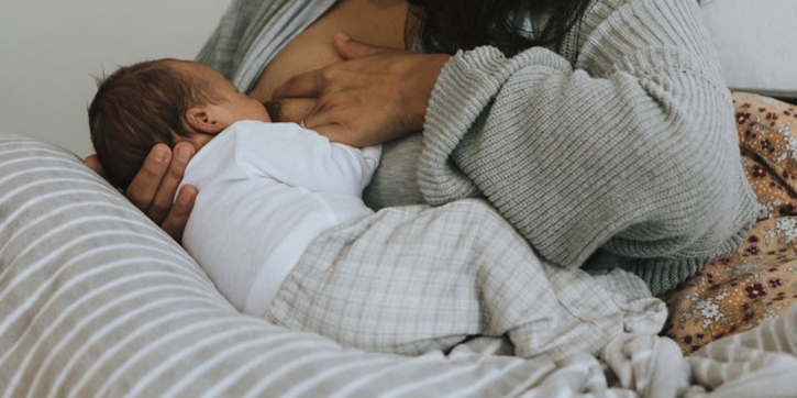 Moms, Ketahui 7 Posisi Nyaman saat Menyusui Si Kecil