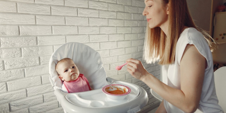 Ini Alasan Anda Tidak Boleh Meniup Makanan Bayi