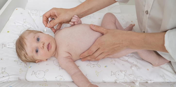 Telinga Bayi Berbau Tak Sedap, Bahayakah?