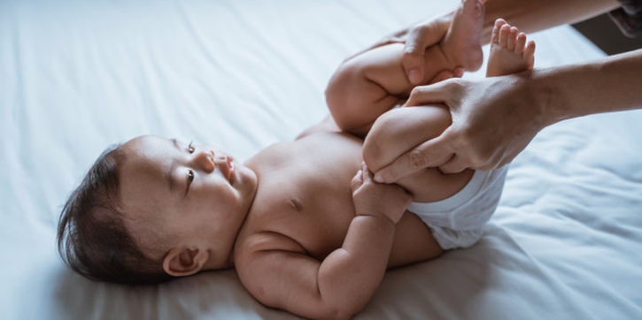 Bayi Susah BAB? Coba Pijat Gowes Sepeda ala Mona Ratuliu