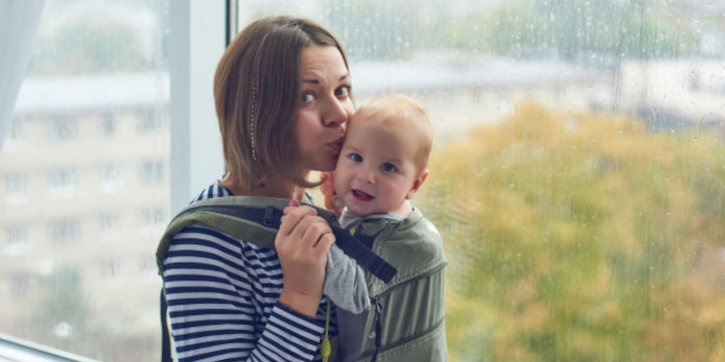 Metode TICKS, agar Bayi Tetap Aman dalam Gendongan