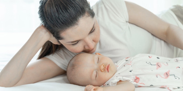Moms, ini 7 Tips Aman dan Nyaman Tidur Bersama Bayi