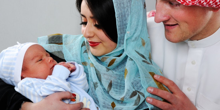 Agar Berkah, Ini Adab Memberi Nama Anak dalam Islam, Moms!