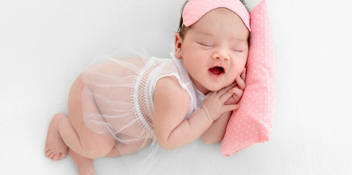 Kenapa Bayi Sering Tertawa saat Tidur? Ini Penjelasannya