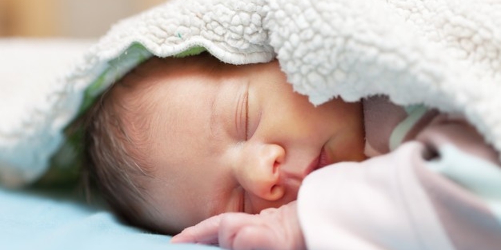 Bayi Baru Lahir Mengalami Menstruasi, Normalkah?
