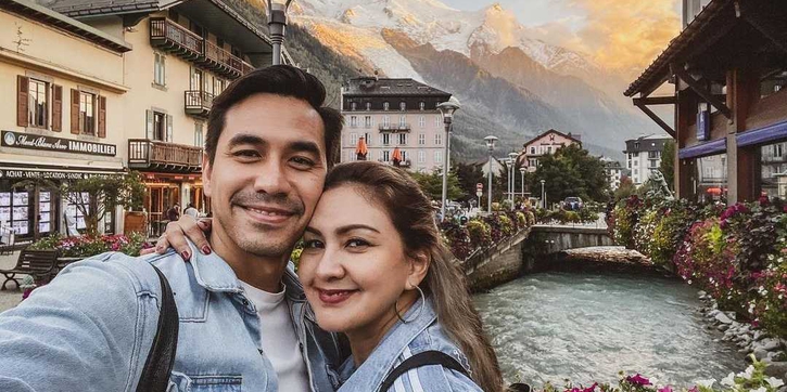 Potret Keharmonisan Pasangan Donna Agnesia dan Darius Sinathrya