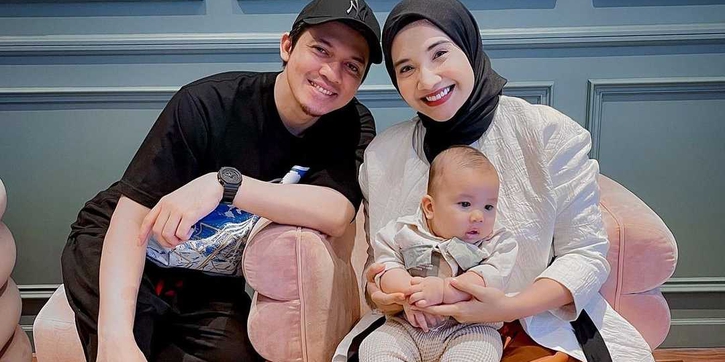 Potret Pasangan Zaskia Sungkar dan Irwansyah saat Mengasuh Anak