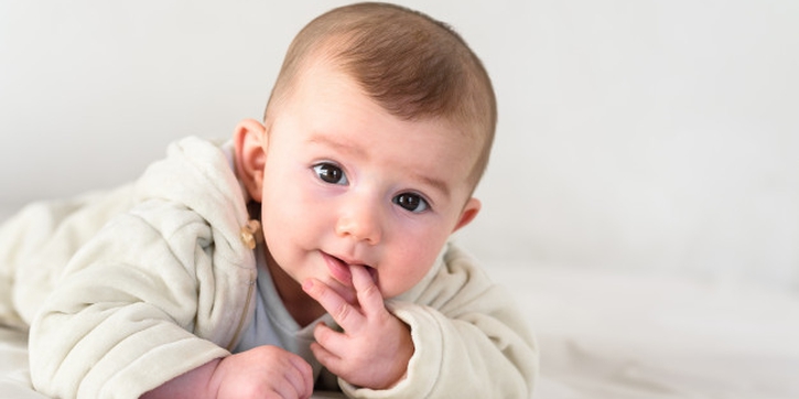 Bayi Anda Gemar Mengisap Jari? Ini Efeknya, Moms