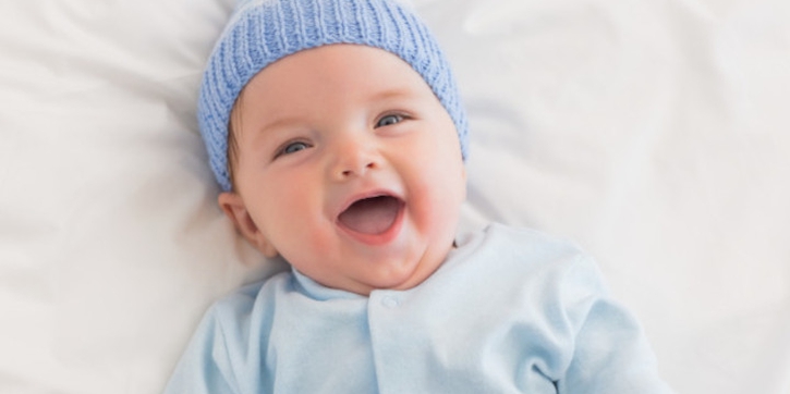 Cara Menstimulasi Bayi Sesuai Usia agar Tertawa Geli