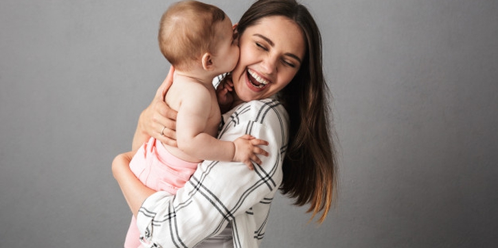 Moms Perlu Tahu, Ini Tanda-Tanda Bayi Mencintai Anda