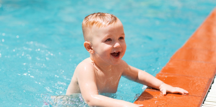 Kapan Waktu yang Tepat untuk Ajarkan Bayi Berenang?