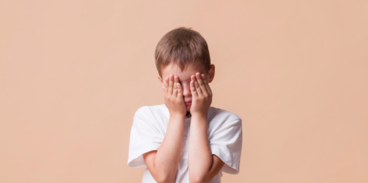 Tips Mengasuh Anak yang Memiliki Kepribadian Sensitif