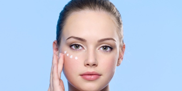 Eye Cream, Perlukah Dipakai dan Apa Manfaatnya buat Mata?