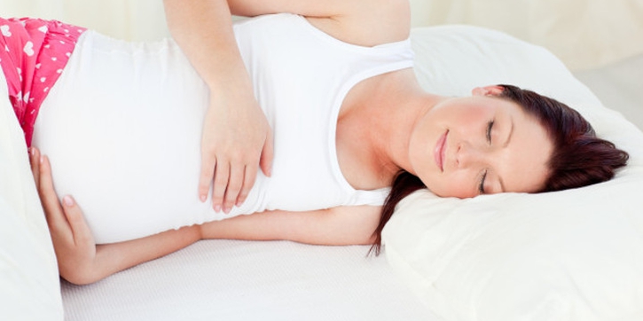 Tips Tidur Nyenyak saat Hamil di Semua Trimester