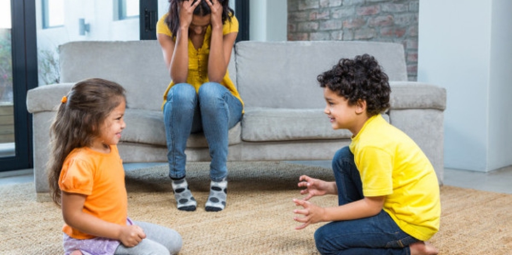 Tips Mengatasi Persaingan antara Kakak dan Adik