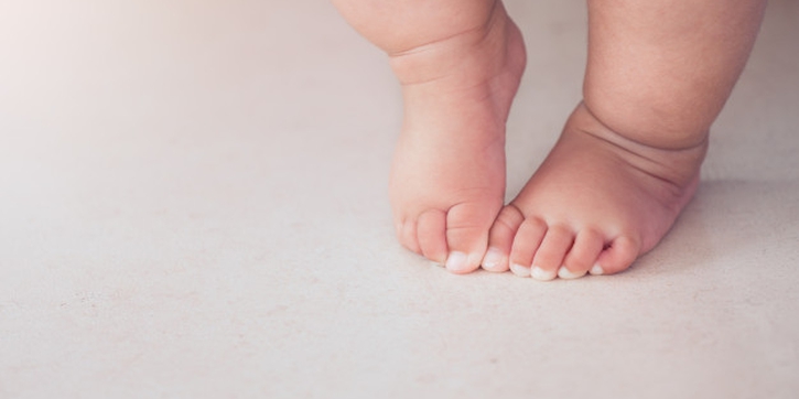 Penyebab Anak Sering Jatuh saat Belajar Berjalan