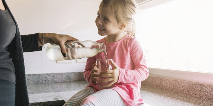Ini Bahayanya Jika Anak Keseringan Minum Air Es, Moms