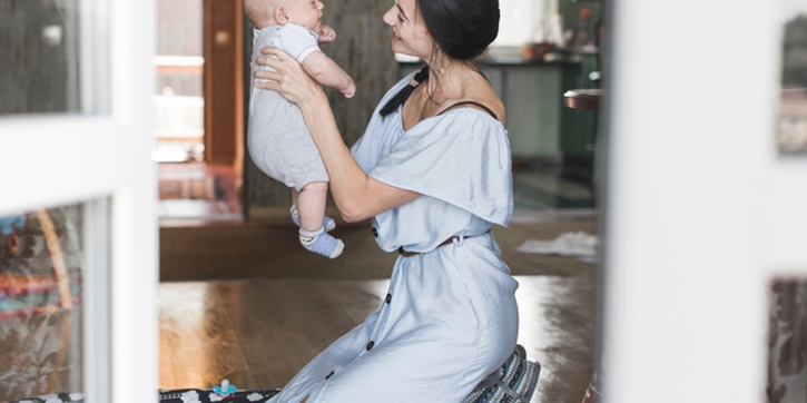 Moms, Bolehkah Menggendong dan Mengayun Bayi?