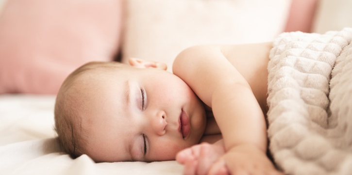 Ini Dia Sebabnya Bayi Suka Menendang saat Tidur