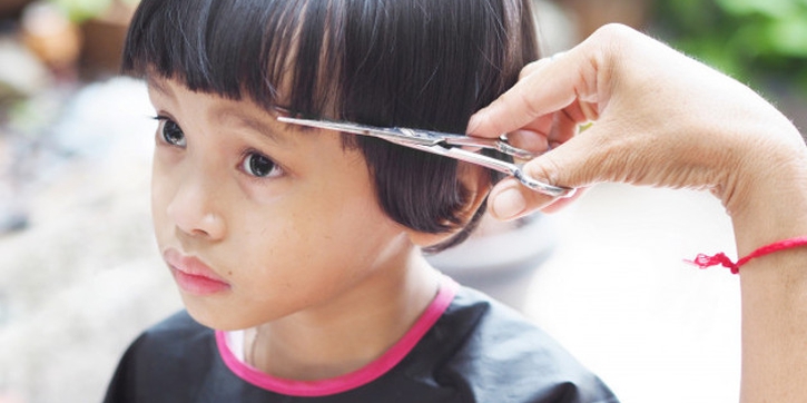 Trik Ampuh agar Anak Tak Rewel saat Potong Rambut
