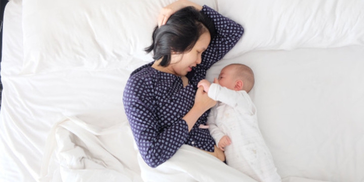 Ini 7 Alasan Pentingnya Moms Menyusui Bayi di Malam Hari