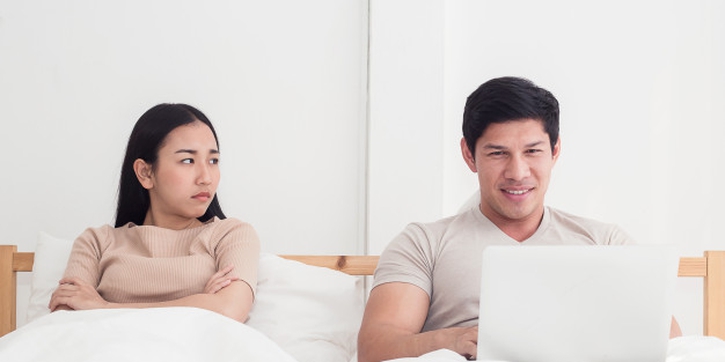 Bagaimana Cara Menghadapi Suami yang Hobi Belanja?
