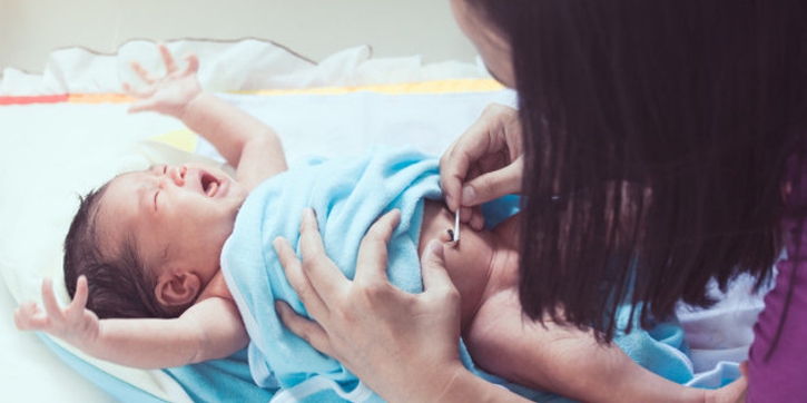 Yang Perlu Moms Ketahui Jika Pusar Bayi Menonjol