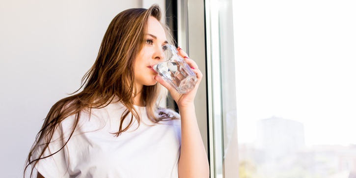 5 Alasan Air Mineral Membantu untuk Turunkan Berat Badan