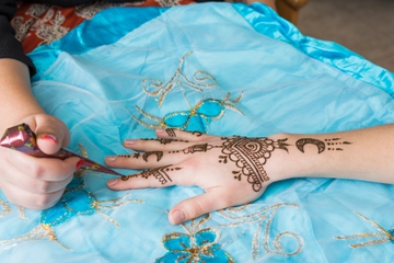 Henna Simpel untuk Anak: Tips Aman dan Cara Pakai