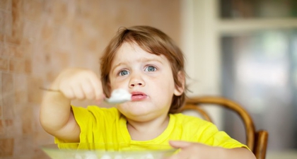 4 Tips Melatih Anak Makan Sendiri