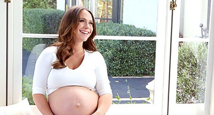 Jennifer Love Hewitt Bangga Tunjukkan Perut Hamilnya