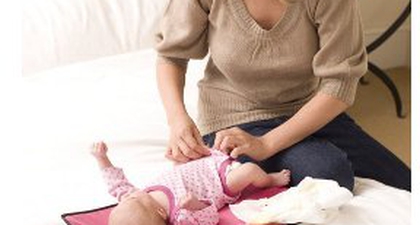 4 Cara Memakaikan Baju Si Kecil Tanpa Bertengkar