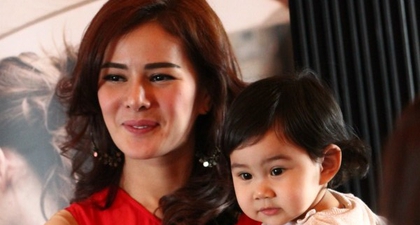 Astrid Tiar Rutin Mandikan dan Pijat Anak