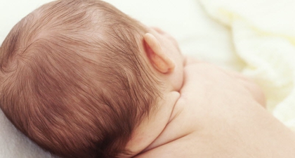 5 Langkah Mudah Mencukur Rambut Si Newborn
