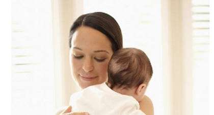 4 Cara Menenangkan Bayi Menangis saat Tidur